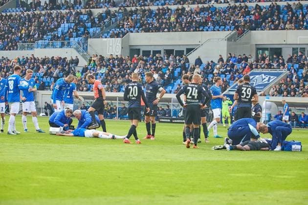 Isac Alexi Sivert Lindberg (SV Darmstadt 98, 07) und Deyovaisio Evan Zeefuik (Herta BSC, 42) liegen nach ihrem Zusammenprall verletzt auf dem Boden und müssen behandelt werden GER, SV Darmstadt 98 gegen Herta BSC, Fussball, 2. Bundesliga, 12. Spieltag, Spielzeit 2024 2025, 09.11.24. DFL REGULATIONS PROHIBIT ANY USE OF PHOTOGRAPHS AS IMAGE SEQUENCES AND OR QUASI-VIDEO. GER, SV Darmstadt 98 gegen Herta BSC, Fussball, 2. Bundesliga, 12. Spieltag, Spielzeit 2024 2025, 09.11.24. Darmstadt