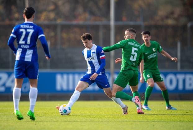 Fussball, Herren, Saison 2024 2025, Regionalliga Nordost (15. Spieltag), Hertha BSC II - BSG Chemie Leipzig, v.l. Dion Ajvazi (Hertha BSC II), Ensar Aksakal (Hertha BSC II), Cemal Kaymaz (Chemie Leipzig), Dennis Mast (Chemie Leipzig), 09.11. 2024,