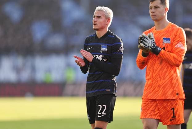 09.11.2024, xdcx, Fussball 2. Bundesliga, SV Darmstadt 98 - Hertha BSC Berlin, emonline, emspor, despor, v.l., Marten Winkler (Hertha BSC Berlin) bedankt sich bei den Fans, bedanken, Dank, Mannschaft nach dem Spiel, after the match, bedankt sich bei den Fans, applauds the fans DFL DFB REGULATIONS PROHIBIT ANY USE OF PHOTOGRAPHS AS IMAGE SEQUENCES AND OR QUASI-VIDEO.