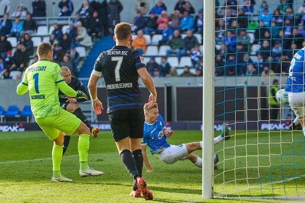 Sergio Lopez (SV Darmstadt 98, 02) und Andreas Mueller (SV Darmstadt 98, 16) versuchen vergeblich das Tor zum 1.1 für die Herta BSC zu verhindern und für den schon geschlagenen Marcel Schuhen (SV Darmstadt 98, 01) zu retten GER, SV Darmstadt 98 gegen Herta BSC, Fussball, 2. Bundesliga, 12. Spieltag, Spielzeit 2024 2025, 09.11.24. DFL REGULATIONS PROHIBIT ANY USE OF PHOTOGRAPHS AS IMAGE SEQUENCES AND OR QUASI-VIDEO. GER, SV Darmstadt 98 gegen Herta BSC, Fussball, 2. Bundesliga, 12. Spieltag, Spielzeit 2024 2025, 09.11.24. Darmstadt