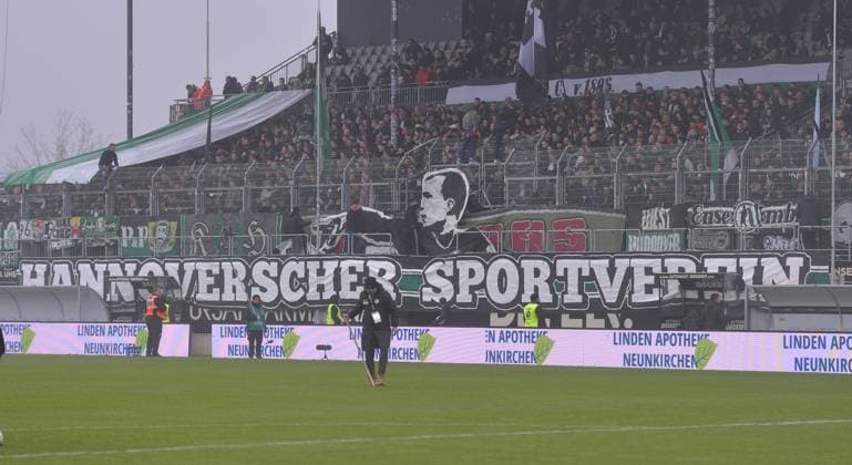 10.11.2024, xblx, Fussball 2.Bundesliga, SV Elversberg - Hannover 96 emspor, v.l. Choreographie, Choreo, Choreografie, Fans, Ultras, Zuschauer, Banner, Robert Enke (DFL DFB REGULATIONS PROHIBIT ANY USE OF PHOTOGRAPHS as IMAGE SEQUENCES and or QUASI-VIDEO) Elversberg