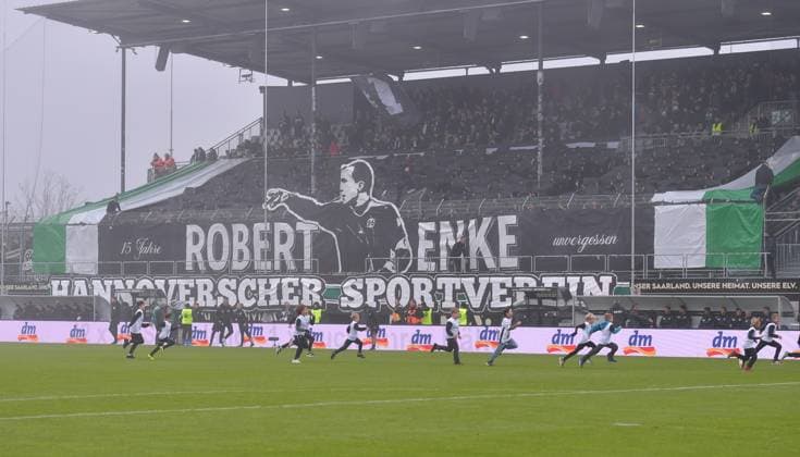 10.11.2024, xblx, Fussball 2.Bundesliga, SV Elversberg - Hannover 96 emspor, v.l. Choreographie, Choreo, Choreografie, Fans, Ultras, Zuschauer, Banner, Robert Enke (DFL DFB REGULATIONS PROHIBIT ANY USE OF PHOTOGRAPHS as IMAGE SEQUENCES and or QUASI-VIDEO) Elversberg