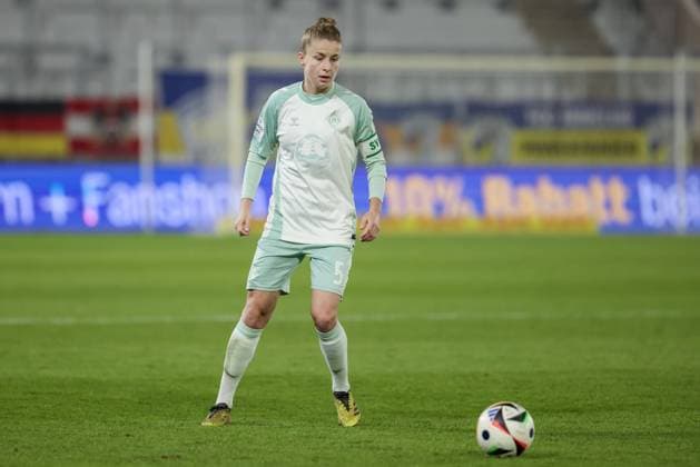 v.li.: Michelle Ulbrich (SV Werder Bremen, 5) am Ball, Freisteller, Einzelbild, Ganzkörper, Aktion, Action, Spielszene, DIE DFB-RICHTLINIEN UNTERSAGEN JEGLICHE NUTZUNG VON FOTOS ALS SEQUENZBILDER UND ODER VIDEOÄHNLICHE FOTOSTRECKEN. DFB REGULATIONS PROHIBIT ANY USE OF PHOTOGRAPHS AS IMAGE SEQUENCES AND OR QUASI-VIDEO., 10.11.2024, Jena (Deutschland), Fussball, Google Pixel Frauen-Bundesliga, FC Carl Zeiss Jena - SV Werder Bremen