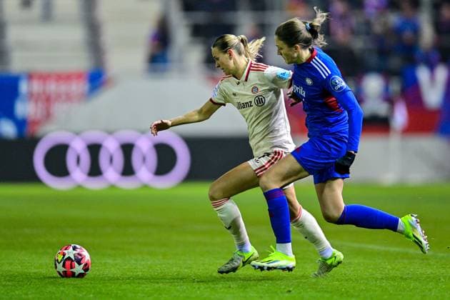 v.li.: Klara Bühl (FC Bayern München, FCB, 17) Emma STOLEN GODO (Valerenga Oslo, 11) im Zweikampf, Duell, duel, tackle, Dynamik, Action, Aktion, 12.11.2024, München (Deutschland), Fussball, UEFA Womens Champions League, Gruppe C, FC Bayern München - Valerenga IF Oslo
