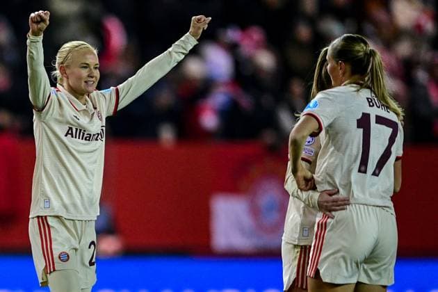 Spielerinnen des FC Bayern mit Torjubel, Jubel, Torjubel, Torerfolg, celebrate the goal, goal, celebration, Jubel ueber das Tor zum 1:0 durch Pernille Harder (FC Bayern München, FCB, 21) (1.v.li.), optimistisch, Action, Aktion, 12.11.2024, München (Deutschland), Fussball, UEFA Womens Champions League, Gruppe C, FC Bayern München - Valerenga IF Oslo
