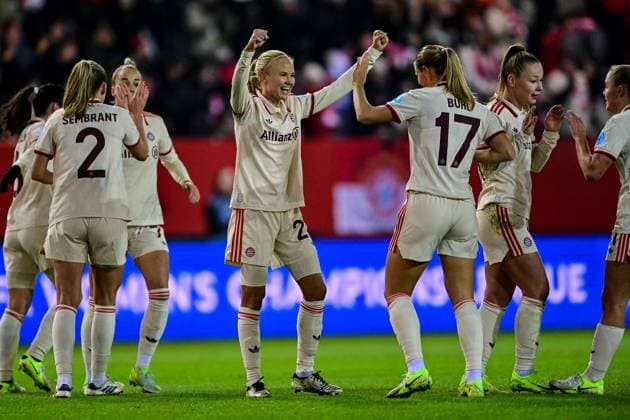 Spielerinnen des FC Bayern mit Torjubel, Jubel, Torjubel, Torerfolg, celebrate the goal, goal, celebration, Jubel ueber das Tor zum 1:0 durch Pernille Harder (FC Bayern München, FCB, 21) (4.v.li.), optimistisch, Action, Aktion, 12.11.2024, München (Deutschland), Fussball, UEFA Womens Champions League, Gruppe C, FC Bayern München - Valerenga IF Oslo