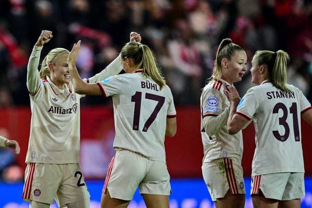 Spielerinnen des FC Bayern mit Torjubel, Jubel, Torjubel, Torerfolg, celebrate the goal, goal, celebration, Jubel ueber das Tor zum 1:0 durch Pernille Harder (FC Bayern München, FCB, 21) (1.v.li.), optimistisch, Action, Aktion, 12.11.2024, München (Deutschland), Fussball, UEFA Womens Champions League, Gruppe C, FC Bayern München - Valerenga IF Oslo
