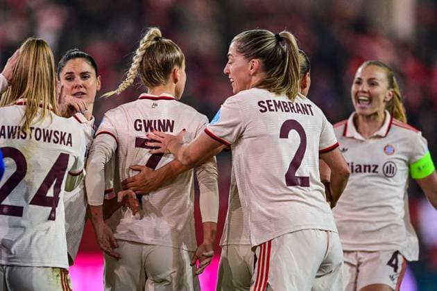 Spielerinnen des FC Bayern mit Torjubel, Jubel, Torjubel, Torerfolg, celebrate the goal, goal, celebration, Jubel ueber das Tor zum 2:0 durch Giulia Gwinn (FC Bayern München, FCB, 7), optimistisch, Action, Aktion, 12.11.2024, München (Deutschland), Fussball, UEFA Womens Champions League, Gruppe C, FC Bayern München - Valerenga IF Oslo