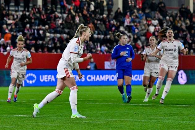 Spielerinnen des FC Bayern mit Torjubel, Jubel, Torjubel, Torerfolg, celebrate the goal, goal, celebration, Jubel ueber das Tor zum 2:0 durch Giulia Gwinn (FC Bayern München, FCB, 7) (2.v.li.), optimistisch, Action, Aktion, 12.11.2024, München (Deutschland), Fussball, UEFA Womens Champions League, Gruppe C, FC Bayern München - Valerenga IF Oslo