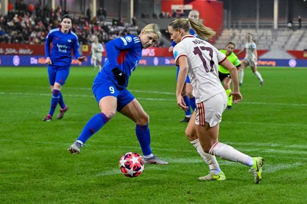 v.li.: Elise THORSNES (Valerenga Oslo, 9) Klara Bühl (FC Bayern München, FCB, 17) im Zweikampf, Duell, duel, tackle, Dynamik, Action, Aktion, 12.11.2024, München (Deutschland), Fussball, UEFA Womens Champions League, Gruppe C, FC Bayern München - Valerenga IF Oslo