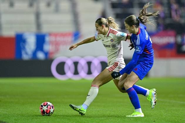 v.li.: Klara Bühl (FC Bayern München, FCB, 17) Emma STOLEN GODO (Valerenga Oslo, 11) im Zweikampf, Duell, duel, tackle, Dynamik, Action, Aktion, 12.11.2024, München (Deutschland), Fussball, UEFA Womens Champions League, Gruppe C, FC Bayern München - Valerenga IF Oslo