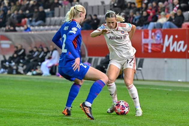 v.li.: Sara HORTE (Valerenga Oslo, 2) Klara Bühl (FC Bayern München, FCB, 17) im Zweikampf, Duell, duel, tackle, Dynamik, Action, Aktion, 12.11.2024, München (Deutschland), Fussball, UEFA Womens Champions League, Gruppe C, FC Bayern München - Valerenga IF Oslo