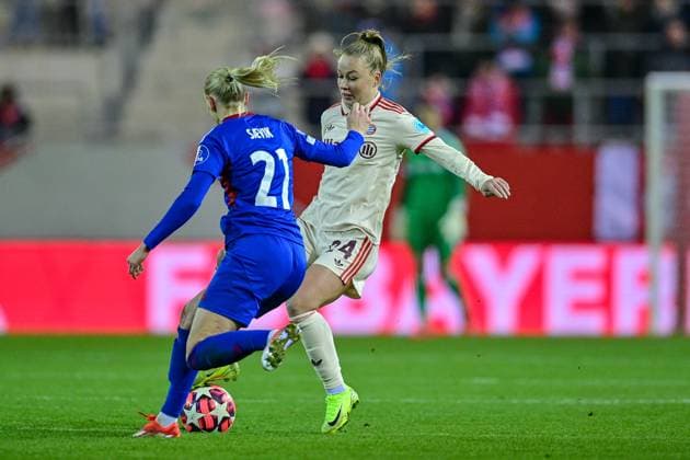 v.li.: Karina SAEVIK (Valerenga Oslo, 21) Weronika Zawistowska (FC Bayern München, FCB, 24) im Zweikampf, Duell, duel, tackle, Dynamik, Action, Aktion, 12.11.2024, München (Deutschland), Fussball, UEFA Womens Champions League, Gruppe C, FC Bayern München - Valerenga IF Oslo