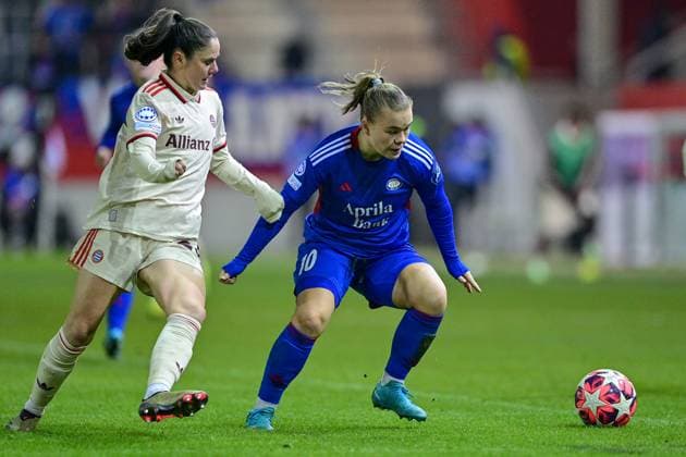 v.li.: Sarah Zadrazil (FC Bayern München, FCB, 25) Olaug TVEDTEN (Valerenga Oslo, 10) im Zweikampf, Duell, duel, tackle, Dynamik, Action, Aktion, 12.11.2024, München (Deutschland), Fussball, UEFA Womens Champions League, Gruppe C, FC Bayern München - Valerenga IF Oslo