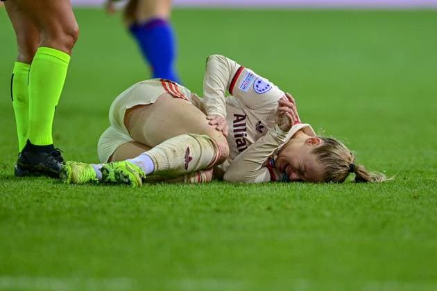 Weronika Zawistowska (FC Bayern München, FCB, 24) am Boden liegend, mit Schmerzen nach einem Foul, racked with pain, 12.11.2024, München (Deutschland), Fussball, UEFA Womens Champions League, Gruppe C, FC Bayern München - Valerenga IF Oslo