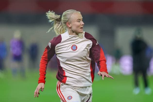 Pernille Harder (FC Bayern Muenchen, 21) beim Aufwaermen, FC Bayern Muenchen vs. Valerenga IF, Fussball, UEFA Women s Champions League, Gruppenrunde, 3. Spieltag, Saison 2024 2025, 12.11.2024, FC Bayern Muenchen vs. Valerenga IF, Fussball, UEFA Women s Champions League, Gruppenrunde, 3. Spieltag, Saison 2024 2025, 12.11.2024 Muenchen Copyright: xEibner-Pressefoto JennixMaulx EP_JML