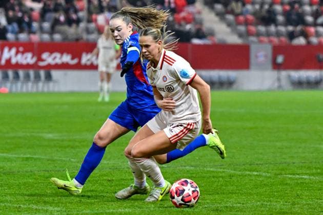 v.li.: Janni THOMSEN (Valerenga Oslo, 7) Klara Bühl (FC Bayern München, FCB, 17) im Zweikampf, Duell, duel, tackle, Dynamik, Action, Aktion, 12.11.2024, München (Deutschland), Fussball, UEFA Womens Champions League, Gruppe C, FC Bayern München - Valerenga IF Oslo