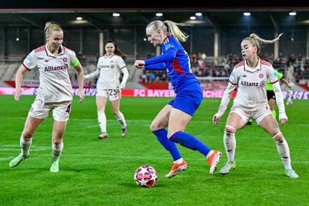 v.li.: Glodis Perla Viggosdottir (FC Bayern München , 4) Karina SAEVIK (Valerenga Oslo, 21) Giulia Gwinn (FC Bayern München, FCB, 7) im Zweikampf, Duell, duel, tackle, Dynamik, Action, Aktion, 12.11.2024, München (Deutschland), Fussball, UEFA Womens Champions League, Gruppe C, FC Bayern München - Valerenga IF Oslo