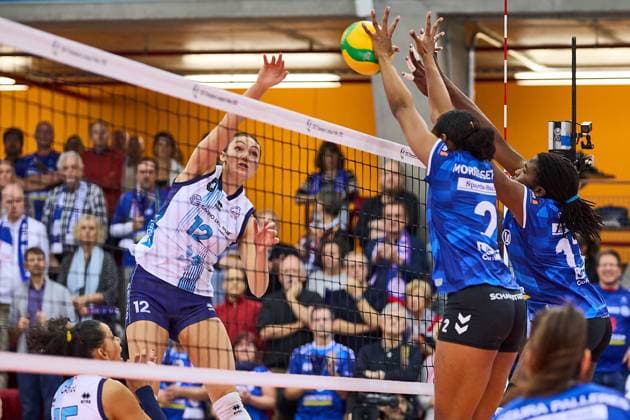 Erfolgreicher Block von Breland Morrissette (MTV Stuttgart, 02) und Krystal Rivers (MTV Stuttgart, 13) gegen Kara Bajema (Savino Del Bene SCANDICCI, 12) GER, MTV Stuttgart - Savino Del Bene SCANDICCI, Volleyball Frauen, Championsleague, Pool E, 4th Round, CLW 61, 13.11.24 GER, MTV Stuttgart - Savino Del Bene SCANDICCI, Volleyball Frauen, Championsleague, Pool E, 4th Round, CLW 61, 13.11.24 Stuttgart