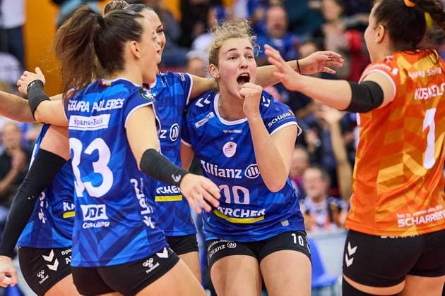 Jolien Knollema (MTV Stuttgart, 10) und das Team jubeln ueber einen Punkt GER, MTV Stuttgart - Savino Del Bene SCANDICCI, Volleyball Frauen, Championsleague, Pool E, 4th Round, CLW 61, 13.11.24 GER, MTV Stuttgart - Savino Del Bene SCANDICCI, Volleyball Frauen, Championsleague, Pool E, 4th Round, CLW 61, 13.11.24 Stuttgart