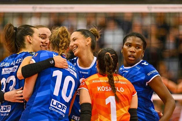 CL Allianz MTV Stuttgart - Savino Del Bene Scandicci 13.11.2024 Champions League, Volleyball, Damen, Saison 2024 25, Allianz MTV Stuttgart (in Blau) vs Savino Del Bene Scandicci (ITA, in Weiss), Stuttgart jubelt von links: 33 Maria Segura Palleres, Kelsey Veltmann, Milana Bozic, Roosa Koskelo, Krystal Rivers rechts zieht es schon zum Aufschlag, Copyright: xBEAUTIFULxSPORTS TomxBlochx
