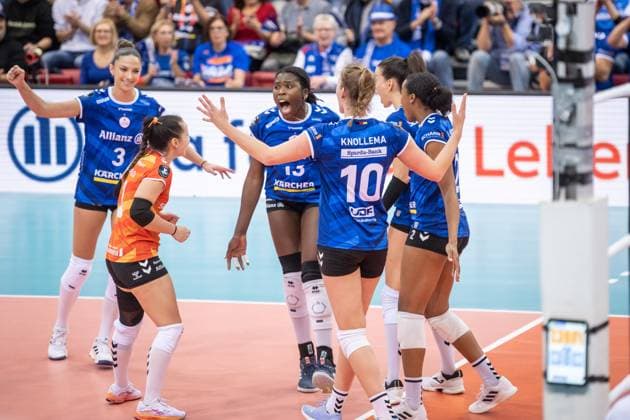 Krystal Rivers (Allianz MTV Stuttgart, 13), Mitte - Jubel mit Team GER, Allianz MTV Stuttgart vs. Savino Del Bene Scandicci, Volleyball, CEV Volleyball Champions League, VCL, Hauptsrunde, Spielzeit 2024 2025, 13.11.2024 GER, Allianz MTV Stuttgart vs. Savino Del Bene Scandicci, Volleyball, CEV Volleyball Champions League, VCL, Hauptsrunde, Spielzeit 2024 2025, 13.11.2024 Stuttgart Copyright: xSandyxDinkelackerx EP_SDR