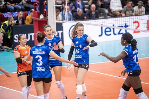 Roosa Koskelo (Allianz MTV Stuttgart, 01), Milana Bozic (Allianz MTV Stuttgart, 03), Maria Segura Palleres (Allianz MTV Stuttgart, 33), Kelsey Veltmann (Allianz MTV Stuttgart, 14) und Krystal Rivers (Allianz MTV Stuttgart, 13) - enttaeuschte Blicke GER, Allianz MTV Stuttgart vs. Savino Del Bene Scandicci, Volleyball, CEV Volleyball Champions League, VCL, Hauptsrunde, Spielzeit 2024 2025, 13.11.2024 GER, Allianz MTV Stuttgart vs. Savino Del Bene Scandicci, Volleyball, CEV Volleyball Champions League, VCL, Hauptsrunde, Spielzeit 2024 2025, 13.11.2024 Stuttgart Copyright: xSandyxDinkelackerx EP_SDR