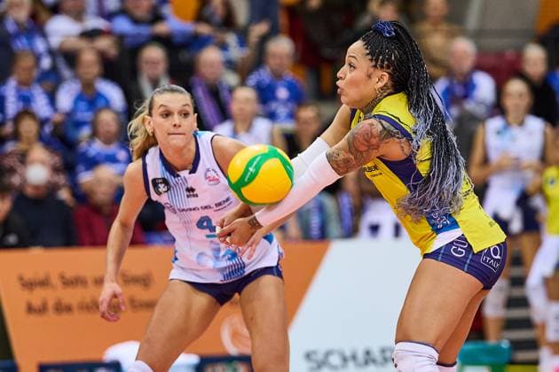 Brenda Castillo (Savino Del Bene SCANDICCI, 05) in der Annahme. Britt Herbots (Savino Del Bene SCANDICCI, 04) schaut gespannt zu GER, MTV Stuttgart - Savino Del Bene SCANDICCI, Volleyball Frauen, Championsleague, Pool E, 4th Round, CLW 61, 13.11.24 GER, MTV Stuttgart - Savino Del Bene SCANDICCI, Volleyball Frauen, Championsleague, Pool E, 4th Round, CLW 61, 13.11.24 Stuttgart