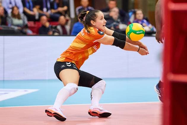 Annahme von Libero Roosa Koskelo (MTV Stuttgart, 01) GER, MTV Stuttgart - Savino Del Bene SCANDICCI, Volleyball Frauen, Championsleague, Pool E, 4th Round, CLW 61, 13.11.24 GER, MTV Stuttgart - Savino Del Bene SCANDICCI, Volleyball Frauen, Championsleague, Pool E, 4th Round, CLW 61, 13.11.24 Stuttgart