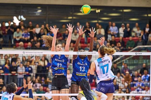 Ekatarina Antropov (Savino Del Bene SCANDICCI, 17) lobt gegen den Doppelblock von Krystal Rivers (MTV Stuttgart, 13) und Lucia Varela Gomez (MTV Stuttgart, 12) GER, MTV Stuttgart - Savino Del Bene SCANDICCI, Volleyball Frauen, Championsleague, Pool E, 4th Round, CLW 61, 13.11.24 GER, MTV Stuttgart - Savino Del Bene SCANDICCI, Volleyball Frauen, Championsleague, Pool E, 4th Round, CLW 61, 13.11.24 Stuttgart