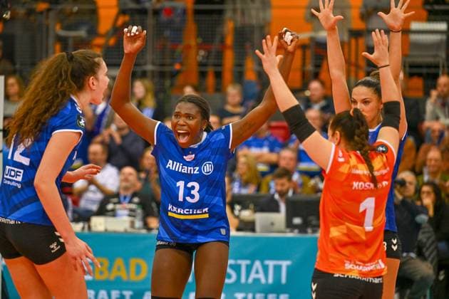 Sport Bilder des Tages CL Allianz MTV Stuttgart - Savino Del Bene Scandicci 13.11.2024 Champions League, Volleyball, Damen, Saison 2024 25, Allianz MTV Stuttgart (in Blau) vs Savino Del Bene Scandicci (ITA, in Weiss), Stuttgart jubelt von links: 12 Lucia Varela, 13 Krystal Rivers, 1 Roosa Koskelo, dahinter Milana Bozic, Copyright: xBEAUTIFULxSPORTS TomxBlochx