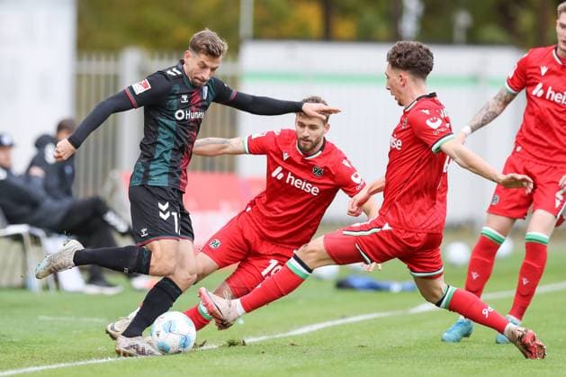 Sport Bilder des Tages 14.11.2024, xtgx, Fussball - Testspiel, Hannover 96 - 1.FC Magdeburg emspor, v.l. Alexander Nollenberger (Magdeburg, 17 ), Jannik Rochelt (Hannover, 10) Zweikampf, Duell, Kampf, tackle (DFL DFB REGULATIONS PROHIBIT ANY USE OF PHOTOGRAPHS as IMAGE SEQUENCES and or QUASI-VIDEO) Hannover