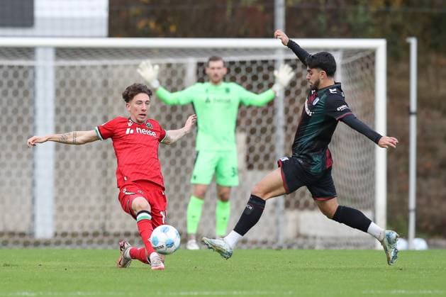 14.11.2024, xtgx, Fussball - Testspiel, Hannover 96 - 1.FC Magdeburg emspor, v.l. Jannik Rochelt (Hannover, 10), Abu Bekir El-Zein (Magdeburg, 14) Zweikampf, Duell, Kampf, tackle (DFL DFB REGULATIONS PROHIBIT ANY USE OF PHOTOGRAPHS as IMAGE SEQUENCES and or QUASI-VIDEO) Hannover