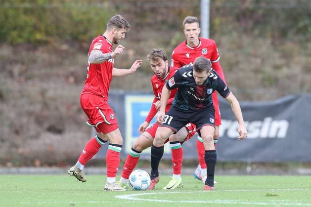 14.11.2024, xtgx, Fussball - Testspiel, Hannover 96 - 1.FC Magdeburg emspor, v.l. Eric Uhlmann (Hannover, 19), Robert Leipertz (Magdeburg, 31) Zweikampf, Duell, Kampf, tackle (DFL DFB REGULATIONS PROHIBIT ANY USE OF PHOTOGRAPHS as IMAGE SEQUENCES and or QUASI-VIDEO) Hannover