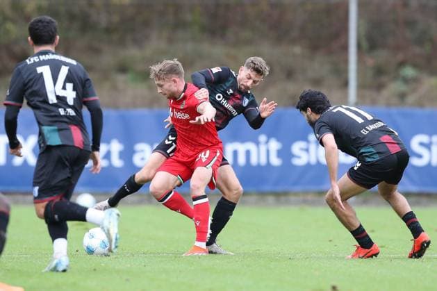 14.11.2024, xtgx, Fussball - Testspiel, Hannover 96 - 1.FC Magdeburg emspor, v.l. Alexander Nollenberger (Magdeburg, 17 ), Jannik Dehm (Hannover, 20) Zweikampf, Duell, Kampf, tackle (DFL DFB REGULATIONS PROHIBIT ANY USE OF PHOTOGRAPHS as IMAGE SEQUENCES and or QUASI-VIDEO) Hannover