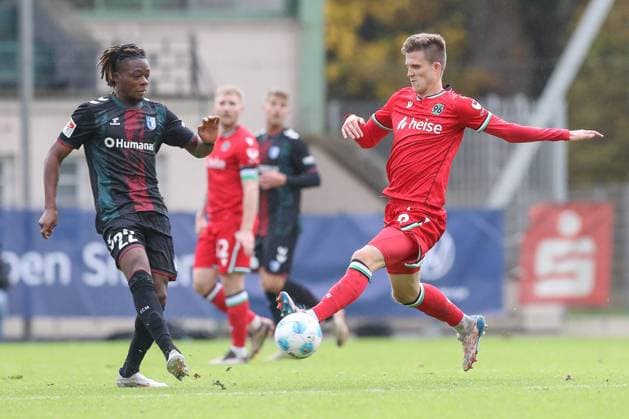14.11.2024, xtgx, Fussball - Testspiel, Hannover 96 - 1.FC Magdeburg emspor, v.l. Pierre Nadjombe (Magdeburg, 22), Fabian Kunze (Hannover, 6) Zweikampf, Duell, Kampf, tackle (DFL DFB REGULATIONS PROHIBIT ANY USE OF PHOTOGRAPHS as IMAGE SEQUENCES and or QUASI-VIDEO) Hannover