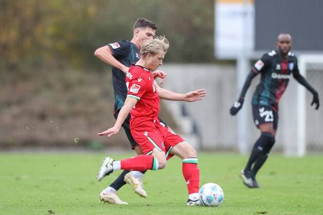 14.11.2024, xtgx, Fussball - Testspiel, Hannover 96 - 1.FC Magdeburg emspor, v.l. Tobias Mueller (Magdeburg, 5), Ben Westermeier (Hannover, 41) Zweikampf, Duell, Kampf, tackle (DFL DFB REGULATIONS PROHIBIT ANY USE OF PHOTOGRAPHS as IMAGE SEQUENCES and or QUASI-VIDEO) Hannover