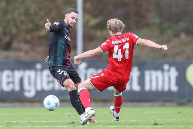 14.11.2024, xtgx, Fussball - Testspiel, Hannover 96 - 1.FC Magdeburg emspor, v.l. Falko Michel (Magdeburg, 21), Ben Westermeier (Hannover, 41) Zweikampf, Duell, Kampf, tackle (DFL DFB REGULATIONS PROHIBIT ANY USE OF PHOTOGRAPHS as IMAGE SEQUENCES and or QUASI-VIDEO) Hannover
