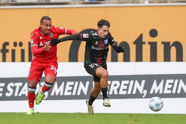14.11.2024, xtgx, Fussball - Testspiel, Hannover 96 - 1.FC Magdeburg emspor, v.l. Monju Momuluh (Hannover, 38) , Jason Ceka (Magdeburg, 10) Zweikampf, Duell, Kampf, tackle (DFL DFB REGULATIONS PROHIBIT ANY USE OF PHOTOGRAPHS as IMAGE SEQUENCES and or QUASI-VIDEO) Hannover