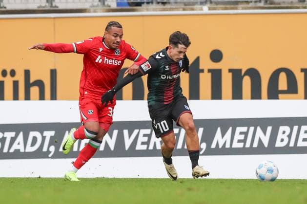 14.11.2024, xtgx, Fussball - Testspiel, Hannover 96 - 1.FC Magdeburg emspor, v.l. Monju Momuluh (Hannover, 38) , Jason Ceka (Magdeburg, 10) Zweikampf, Duell, Kampf, tackle (DFL DFB REGULATIONS PROHIBIT ANY USE OF PHOTOGRAPHS as IMAGE SEQUENCES and or QUASI-VIDEO) Hannover