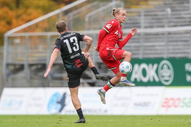 14.11.2024, xtgx, Fussball - Testspiel, Hannover 96 - 1.FC Magdeburg emspor, v.l. Connor Krempicki (Magdeburg, 13), Lars Gindorf (Hannover, 25) Zweikampf, Duell, Kampf, tackle (DFL DFB REGULATIONS PROHIBIT ANY USE OF PHOTOGRAPHS as IMAGE SEQUENCES and or QUASI-VIDEO) Hannover