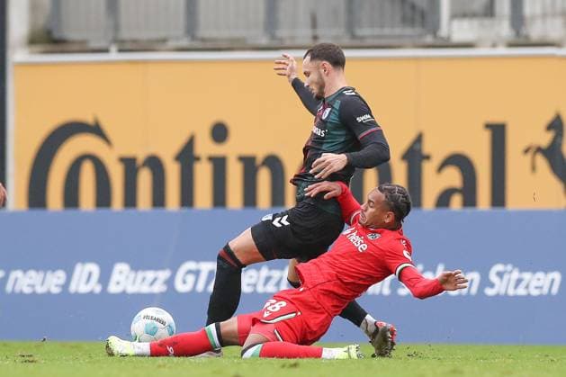 14.11.2024, xtgx, Fussball - Testspiel, Hannover 96 - 1.FC Magdeburg emspor, v.l. Falko Michel (Magdeburg, 21), Monju Momuluh (Hannover, 38) Zweikampf, Duell, Kampf, tackle (DFL DFB REGULATIONS PROHIBIT ANY USE OF PHOTOGRAPHS as IMAGE SEQUENCES and or QUASI-VIDEO) Hannover