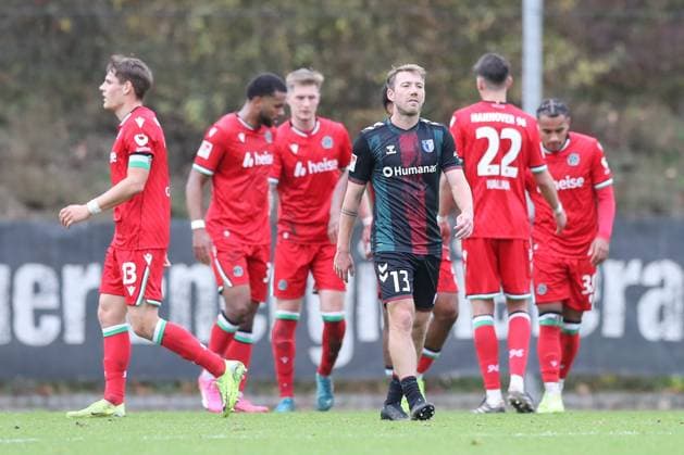 14.11.2024, xtgx, Fussball - Testspiel, Hannover 96 - 1.FC Magdeburg emspor, v.l. Jubel nach dem 2:2 durch Jessic Ngankam (Hannover, 7), Connor Krempicki (Magdeburg, 13) enttaeuscht, schaut enttaeuscht, niedergeschlagen, disappointed (DFL DFB REGULATIONS PROHIBIT ANY USE OF PHOTOGRAPHS as IMAGE SEQUENCES and or QUASI-VIDEO) Hannover