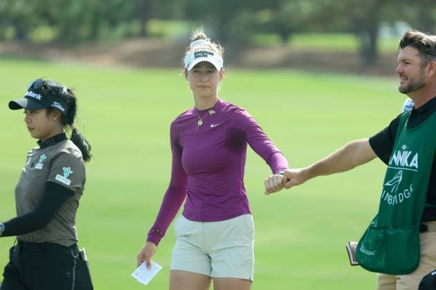 November 14, 2024, Belleair, Florida, USA: Bradentonâ€⠢s Nelly Korda, LPGA, Golf Damen Tourâ€⠢s 2024 player of the year, center, leaves the 18th green after her round during Day 1 of The Annika, on Thursday, Nov 14, 2024, at the Pelican Golf Club in Belleair. Belleair USA - ZUMAs70_ 0779355642st Copyright: xDouglasxR.xCliffordx