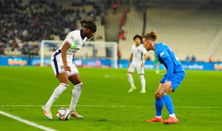 Noni Madueke of England is targeted by a laser pen as he takes on Kostas Tsimikas of Greece Greece v England, UEFA Nations League, League B, Group 2, Football, Olympic Stadium, Athens, Greece - 14 Nov 2024 EDITORIAL USE ONLY No use with unauthorised audio, video, data, fixture lists, club league logos or live services. Online in-match use limited to 120 images, no video emulation. No use in betting, games or single club league player publications. Copyright: xJavierxGarcia Shutterstockx 14902321bh