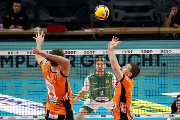 DEU, DVV, 1.VBL, BR Volleys vs. TSV Hachingen Muenchen, 16.11.2024, Max-Schmeling-Halle, Berlin, DEU, DVV, 1.VBL, BR Volleys vs. TSV Hachingen Muenchen, im Bild Tobias Krick (BR Volleys 21), Johannes Tille (BR Volleys 6), Lars Kristian Ekeland (Haching Muenchen 8) Foto: Juergen Engler nordphoto GmbH