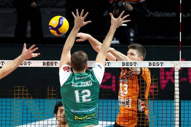 DEU, DVV, 1.VBL, BR Volleys vs. TSV Hachingen Muenchen, 16.11.2024, Max-Schmeling-Halle, Berlin, DEU, DVV, 1.VBL, BR Volleys vs. TSV Hachingen Muenchen, im Bild Ruben Schott (BR Volleys 13), Tieme De Jong (Haching Muenchen 12) Foto: Juergen Engler nordphoto GmbH