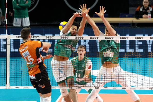 DEU, DVV, 1.VBL, BR Volleys vs. TSV Hachingen Muenchen, 16.11.2024, Max-Schmeling-Halle, Berlin, DEU, DVV, 1.VBL, BR Volleys vs. TSV Hachingen Muenchen, im Bild Moritz Reichert (BR Volleys 15), Alginon Maurice Lewis-Fregeau (Haching Muenchen 9), Sebastian Roesler (Haching Muenchen 15) Foto: Juergen Engler nordphoto GmbH