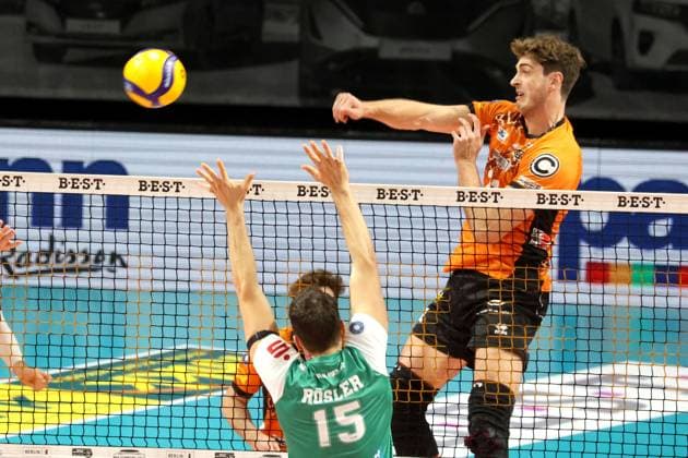DEU, DVV, 1.VBL, BR Volleys vs. TSV Hachingen Muenchen, 16.11.2024, Max-Schmeling-Halle, Berlin, DEU, DVV, 1.VBL, BR Volleys vs. TSV Hachingen Muenchen, im Bild Tobias Krick (BR Volleys 21), Sebastian Roesler (Haching Muenchen 15) Foto: Juergen Engler nordphoto GmbH
