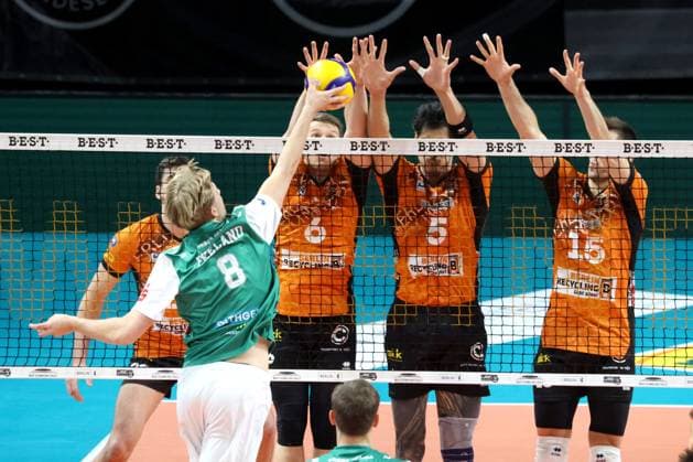 DEU, DVV, 1.VBL, BR Volleys vs. TSV Hachingen Muenchen, 16.11.2024, Max-Schmeling-Halle, Berlin, DEU, DVV, 1.VBL, BR Volleys vs. TSV Hachingen Muenchen, im Bild BR Volleys-Spielerblock, Johannes Tille (BR Volleys 6), Neheimjah Mote (BR Volleys 5), Sebastian Roesler (Haching Muenchen 15), Lars Kristian Ekeland (Haching Muenchen 8) Foto: Juergen Engler nordphoto GmbH
